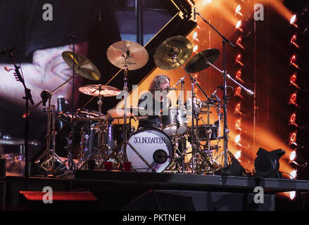 Del Mar, CA, USA. 14th Sep, 2018. Sept. 14, 2018 - Del Mar California, USA - Dave Grohl of the rock band Foo Fighters plays the drums during a concert at the KAABOO Del Mar music festival on Sept. 14, 2018. Credit: KC Alfred/ZUMA Wire/Alamy Live News Stock Photo