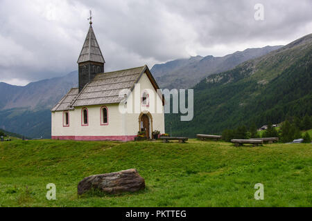 Little alpine church in the oldest village of Schanlstal, South Tyrol: Kurzras Stock Photo