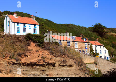 Cottages on top of the cliff overlooking Staithes Harbour on the North Yorkshire Coast Stock Photo