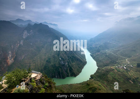 The panoramic view of Nho Que river flowing from China through the territory of Vietnam with the famous Ma Pi Leng pass in Ha Giang province, Viet Nam Stock Photo