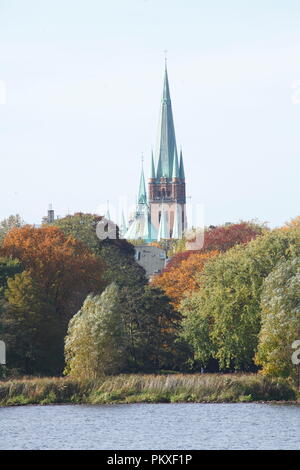 St. Johanniskirche oder Turmwegkirche an der Außenalster im Herbst, Hamburg, Deutschland   I  St. Johanniskirche or Turmwegkirche church at the Außena Stock Photo