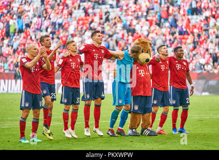 Munich, Germany. 15th September 2018.  Final celebration: Arjen ROBBEN, FCB 10 Thomas MUELLER, MÜLLER, FCB 25 Joshua KIMMICH, FCB 32 Niklas SUELE, FCB 4 Manuel NEUER, FCB 1 FCB mascot Bernie , Robert LEWANDOWSKI, FCB 9 David ALABA, FCB 27  FC BAYERN MUNICH -  BAYER 04 LEVERKUSEN 3-1  - DFL REGULATIONS PROHIBIT ANY USE OF PHOTOGRAPHS as IMAGE SEQUENCES and/or QUASI-VIDEO -  1.German Soccer League , Munich, September 15, 2018,  Season 2018/2019, matchday 4 © Peter Schatz / Alamy Live News Stock Photo