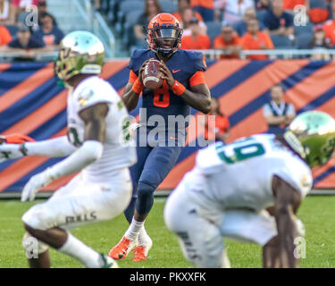 Chicago, USA. 15th September 2018. Illinois Fighting Illini quarterback M.J. Rivers II (8) looks for an open receiver during NCAA football game action between the University of Illinois Fighting Illini vs the University of South Florida Bulls at Soldier Field in Chicago, IL Credit: Cal Sport Media/Alamy Live News Stock Photo