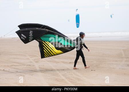 Camber, East Sussex, UK. 16th Sep, 2018. UK Weather: Breezy conditions in Camber, East Sussex ideal conditions for these kite-surfers as they take to the waves in great numbers. © Paul Lawrenson 2018, Photo Credit: Paul Lawrenson / Alamy Live News Stock Photo