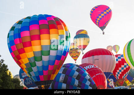 Longleat, Wiltshire, UK. 15th Sep, 2018. Perfect weather for flying the hot air balloons at Longleats Sky Safari. Masses of colourful hot air balloons take part in the morning mass ascent breaking the record with 173 balloons. Credit: Carolyn Jenkins/Alamy Live News Stock Photo