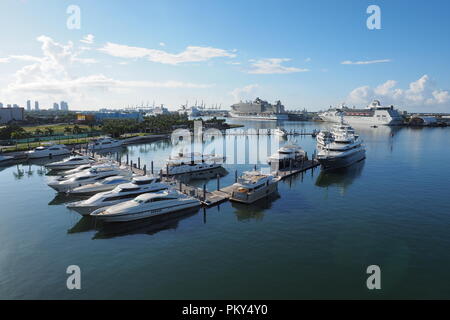 The Island Gardens Deep Harbour super-yacht marina on the MacArthur Causeway with the Port of Miami in the background. Stock Photo