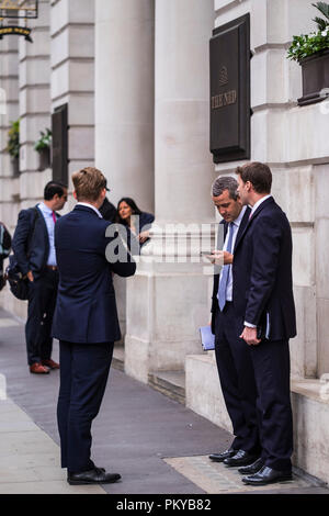 Businessmen talk on the Street, City of London, England, U.K. Stock Photo