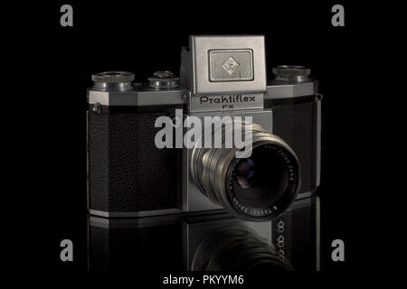 The Praktiflex is a 35mm SLR film camera, manufactured by Kamera-Werkstätten VEB Niedersedlitz,Dresden, former East Germany and produced between 39-49 Stock Photo