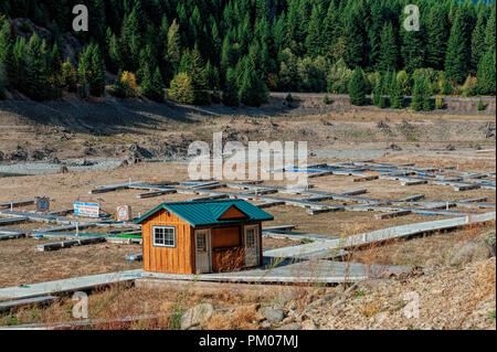 Detroit,Oregon,USA - October 6, 2015:  Drought conditions leaves Kanes marina high and dry at Detroit Lake, Oregon. Located in the Cascade Mountains t Stock Photo