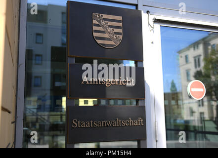 Chemnitz, Saxony. 16th Sep, 2018. A sign at the entrance to the Justice Centre in Chemnitz pointing to the seat of the district court and the public prosecutor's office. Fifteen members of a self-appointed 'citizens' militia' were temporarily arrested after demonstration on 14 September. Arrest warrants were issued for six of them. A 31-year-old man was imprisoned because he was on parole. The remaining five men are to be tried in summary proceedings at the Chemnitz District Court by 19 September 2018. Credit: Hendrik Schmidt/dpa-Zentralbild/dpa/Alamy Live News Stock Photo