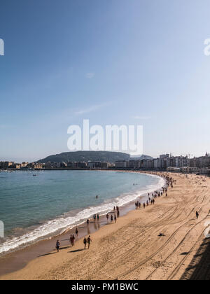 People walking along San Sebastián's 'La Concha' beach on a Sunday morning in September. Stock Photo