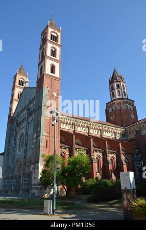 Vercelli, a town in the province of Piemonte, Nothern Italy: The Basilica di Sant´Andrea Stock Photo