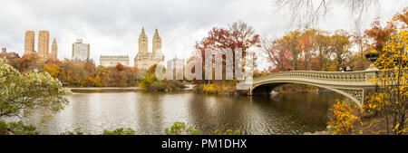 Bow Bridge in Central Park.  New York City, USA. In the heart of Central Park, the Classical Greek style of the bridge has made it a popular site for  Stock Photo