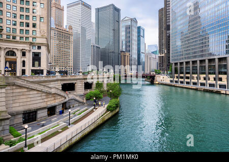 Chicago River and downtown skyline, Chicago, Illinois, USA Stock Photo ...