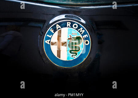 Bukarest, Rumänien - Oktober 19, 2018: Alfa Romeo Logo Zeichen  Detailansicht auf Auto Frontgrill Stockfotografie - Alamy