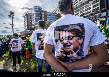 Sao Paulo, Brazil. 16th Sep 2018. Supporters of Brazilian right-wing presidential candidate Jair Bolsonaro gather on September 16, 2018 in front of the Israelita Albert Einstein Hospital in Sao Paulo, Brazil, after it was announced that their stabbed leader left the intensive care unit. Credit: ZUMA Press, Inc./Alamy Live News Stock Photo