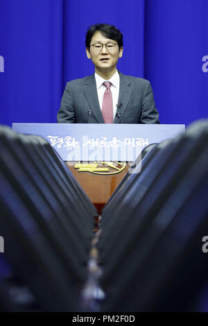 September 17, 2018 - Pyeongyang, NORTH KOREA - Sep 17, 2018-Pyeongyang, North Korea-South Korean President Bluehouse spoke man attends a press conference at Pyongyang's Koryo Hotel in Pyeongyang, after a South Korean advance team arrived at the hotel one day ahead of the inter-Korean summit talks that will run through Sept. 20. (Credit Image: © Ryu Seung-Il/ZUMA Wire) Stock Photo