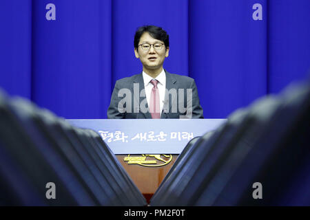 September 17, 2018 - Pyeongyang, NORTH KOREA - Sep 17, 2018-Pyeongyang, North Korea-South Korean President Bluehouse spoke man attends a press conference at Pyongyang's Koryo Hotel in Pyeongyang, after a South Korean advance team arrived at the hotel one day ahead of the inter-Korean summit talks that will run through Sept. 20. (Credit Image: © Ryu Seung-Il/ZUMA Wire) Stock Photo