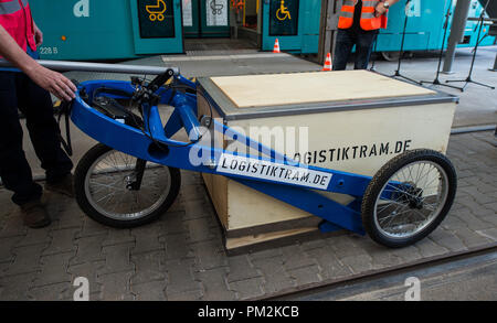 17 September 2018, Hessen, Frankfurt Main: A box used to transport goods clamped in a bicycle trailer at the VGF depot in Gutleut. The pilot project 'Logistiktram' is to serve the climate-friendly transport of goods. Photo: Silas Stein/dpa Stock Photo