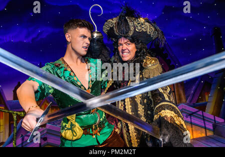 Birmingham Hippodrome, UK. 17th September 2018. Peter Pan Pantomime Photocall, The Birmingham Hippodrome, England, UK. 19 December 2018. Pictured left to right are Jaymi Hensley (Peter Pan) and Jimmy Osmond (Captain Hook). The pantomime runs from 19 December 2018 - 27 January 2019. Picture by Simon Hadley/ Alamy Live News. Stock Photo