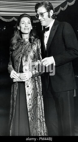 Peter O'Toole and wife Sian Phillips, January1971. File Reference #1020 004THA © JRC /The Hollywood Archive - All Rights Reserved. Stock Photo