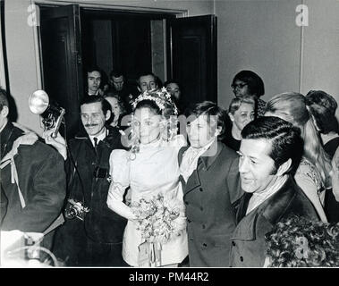 Sharon Tate and Roman Polanski on their wedding day, January 20,1968. File Reference #1027 005THA © JRC /The Hollywood Archive - All Rights Reserved. Stock Photo