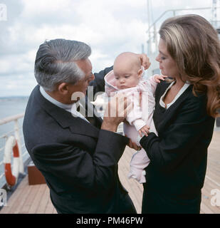 Cary Grant with his wife Dyan Cannon and baby Jennifer,1966. File Reference #1084 010THA © JRC /The Hollywood Archive - All Rights Reserved. Stock Photo