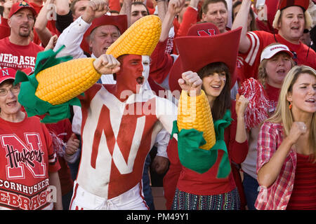 (L-r) Carl (JIM CARREY) and Allison (ZOOEY DESCHANEL) cheer on the Nebraska Cornhuskers in Warner Bros. Pictures' and Village Roadshow's comedy 'Yes Man,' distributed by Warner Bros. Pictures. Stock Photo