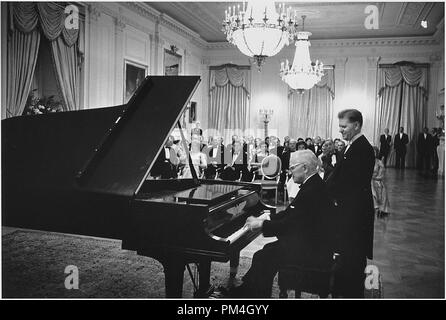 Dinner in honor of President Truman. President Truman, Eugene List, Bess Truman, President Kennedy, Mrs. Kennedy, Vice President Johnson, Mrs. Johnson, others. White House, East Room. 1 November 1961    File Reference # 1003 154THA Stock Photo