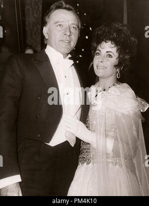 Richard Burton and Elizabeth Taylor attend the Royal Film Performance in London, February1967. File Reference #1014 004 THA © JRC /The Hollywood Archive - All Rights Reserved. Stock Photo