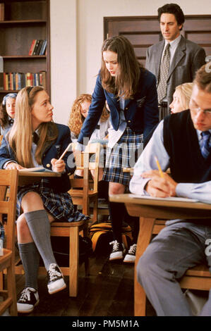 Film Still / Publicity Stills from 'Gilmore Girls' (Episode: The Lorelais First Day At Chilton) Liza Weil, Alexis Bledel, Scott Cohen 2000 Photo Credit: Richard Foreman     File Reference # 30846537THA  For Editorial Use Only -  All Rights Reserved Stock Photo