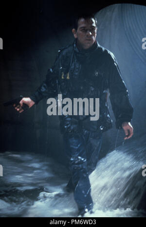 Tommy Lee Jones The Fugitive Directed By Andrew Davis Stock Photo Alamy