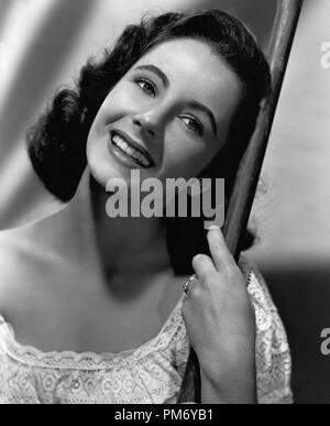 Elizabeth Taylor　直筆サインと白黒ポートレート写真 Elizabeth Taylor Autograph Studio Photograph