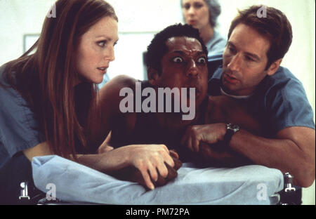 Film Still / Publicity Still from 'Evolution' Julianne Moore, Orlando Jones, David Duchovny © 2001 DreamWorks Photo credit: Murray Close File Reference # 308471127THA  For Editorial Use Only -  All Rights Reserved Stock Photo