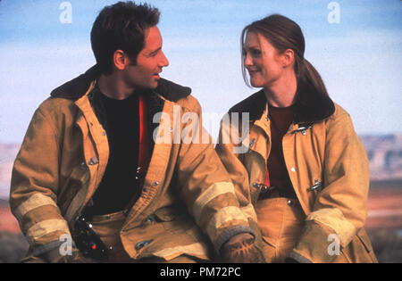 Film Still / Publicity Still from 'Evolution' David Duchovny, Julianne Moore © 2001 DreamWorks Photo credit: Murray Close File Reference # 308471128THA  For Editorial Use Only -  All Rights Reserved Stock Photo