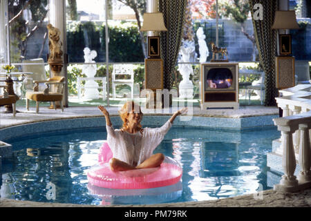 Film Still from 'Mars Attacks!' Annette Bening © 1996 Warner Brothers Photo Credit: Bruce Talamon  File Reference # 31042418THA  For Editorial Use Only - All Rights Reserved Stock Photo