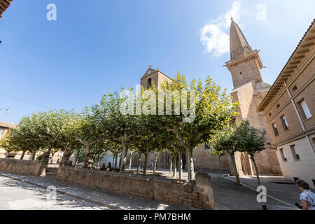 Iglesia de San Pedro in Plaza Fosal,, Olite, Navarra, Spain Stock Photo