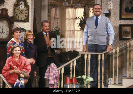 1985 Press Photo Bob Uecker, Tracy Wells, Brice Beckham & cast of Mr. -  Historic Images