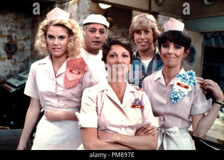 Studio Publicity Still from 'Alice' Celia Weston, Vic Tayback, Linda Lavin, Philip McKeon, Beth Howland 1984  All Rights Reserved   File Reference # 31706367THA  For Editorial Use Only Stock Photo