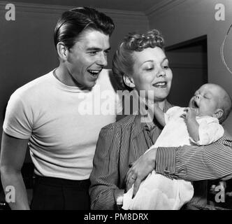 RONALD REAGAN MAUREEN REAGAN & JANE WYMAN MARRIED ACTORS WITH DAUGHTER