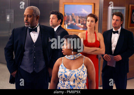 Studio Publicity Still from 'Grey's Anatomy' (Season 2 Episode Name: Deterioration of the Fight or Flight Response) James Pickens Jr., Patrick Dempsey, Chandra Wilson, Kate Walsh, Chris O'Donnell 2006 Photo credit: Scott Garfield Stock Photo