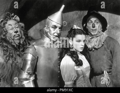 RAY BOLGER as Scarecrow THE WIZARD OF OZ 1939 director Victor Fleming ...