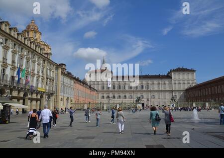 Torino (Turin), Hauptstadt der Region Piemont, Nord-Italien: Vor dem Palazzo Reale Stock Photo