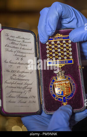 The Museum of Freemasonry, Freemasons’ Hall, London, UK. 18 September, 2018. The first major exhibition of masonic jewels in the UK. Bejewelled: Badges, Brotherhood and Identity showcases over 150 jewels from the Museum’s collection of masonic jewels from around the world, including the UK, India, Zambia, Chile, the USA and beyond. Photo: Masonic badge of Prince Albert Victor, Duke of Clarence and Avondale, Queen Victoria’s grandson. Credit: Malcolm Park/Alamy Live News. Stock Photo