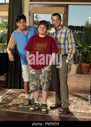 Angus T. Jones, Charlie Sheen, Jon Cryer 'Two and a Half Men' Season 5 (2007 - 2008) Stock Photo