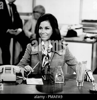 Mary Tyler Moore as Television news producer Mary Richards in 'The Mary Tyler Moore Show,' circa 1970  File Reference # 32633 409THA Stock Photo