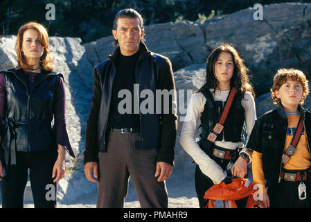 Carla Gugino, Antonio Banderas, Alexa Vega and Daryl Sabara in Robert Rodriguez’s 'Spy Kids 2: The Island Of Lost Dreams' (2002) Stock Photo