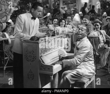 Studio Publicity Still: 'Casablanca'  Dooley Wilson, Humphrey Bogart  1942 Warner   File Reference # 32039 177THA Stock Photo