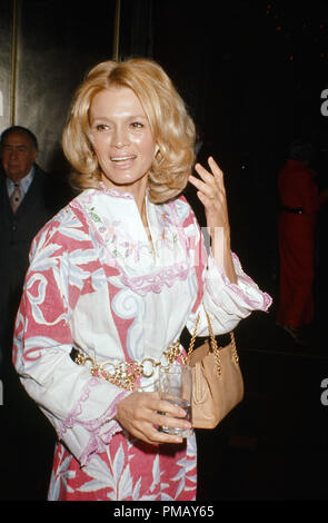 Angie様 angie-dickinson-circa-1975-