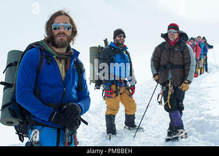 (L to R) Scott Fischer (JAKE GYLLENHAAL), Jon Krakauer (MICHAEL KELLY) and Beck Weathers (JOSH BROLIN) in 'Everest'. Stock Photo